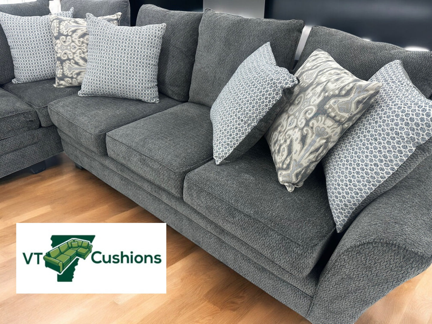 *Free Delivery* Brand New!!! Broyhill Rotherton Sectional Couch with Matching Ottoman